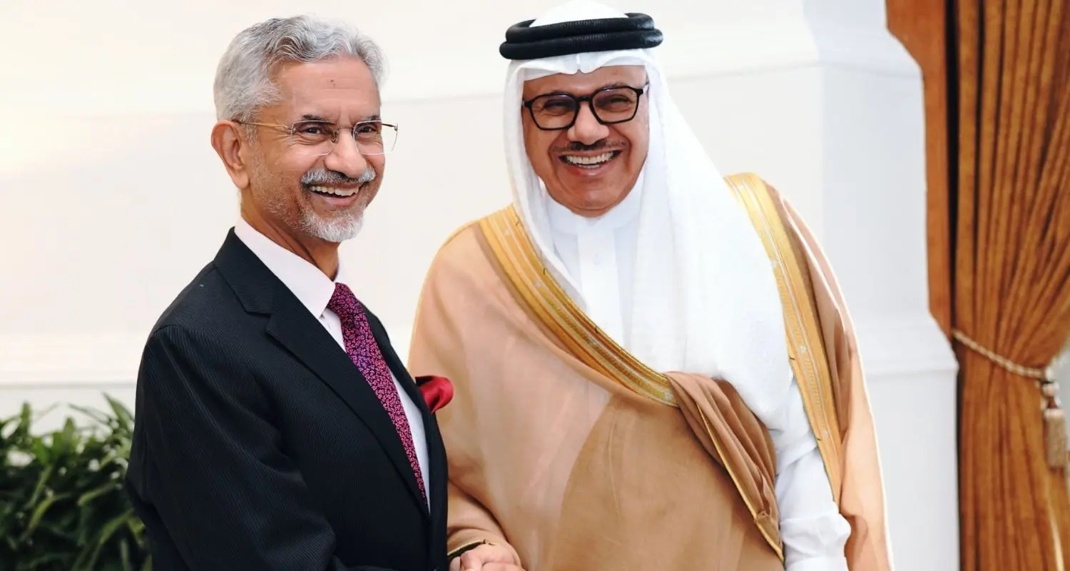 Dr. S. Jaishankar smiling beside a visiting dignitary in Gulf attire